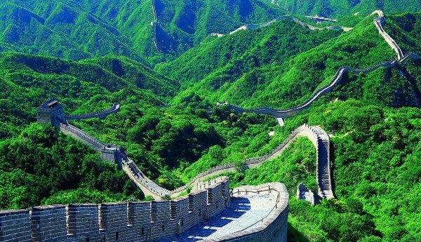 Obr. 7: Velká čínská zeď – úsek Mutianyu 70km severovýchodně od Pekingu. Zdroj: Wikipedia.