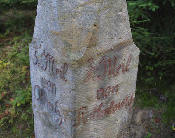 Obr. 1F: Kamenný milník u Líšnice s popisem vzdáleností k jednotlivým cílům na trase (5 = Meil von Olmitz, 7/8 Meil von Loschitz, 2/8 Meil von Kaltenlutsch, přepočítáno na kilometry je to 37,9 km do Olomouce, 6,6 km do Loštic a 1,9 km směr Studená Loučka.
